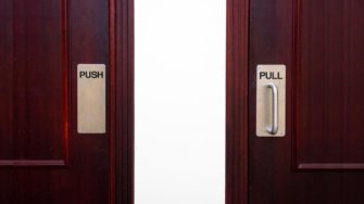 Puerta representando las diferencias del sistema push y pull