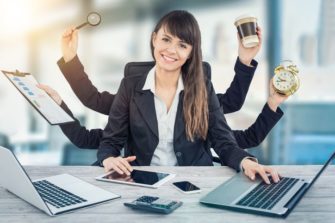 mujer calcululando la productividad con la fórmula