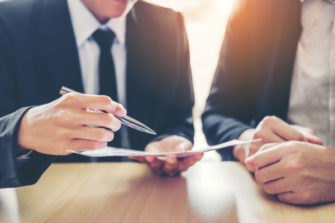 dos hombres estudiando los tipos de contratos internacionales